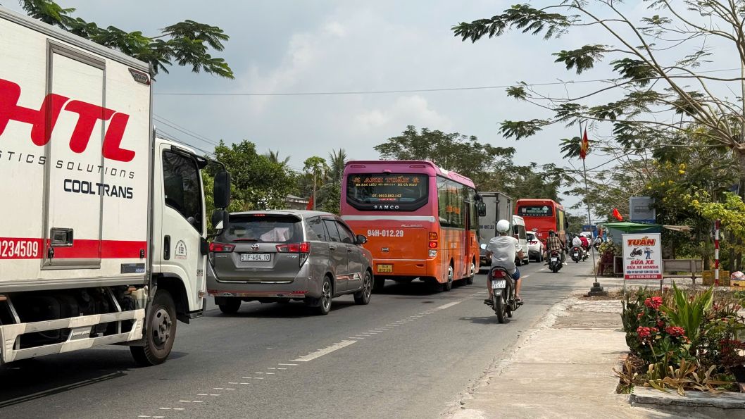 Xe khách, xe máy di chuyển chậm trên Quốc lộ 1 đoạn qua phường Mỹ Xuyên (TP Cần Thơ) khi người dân trở lại TP.HCM làm việc. Ảnh: Phương Anh