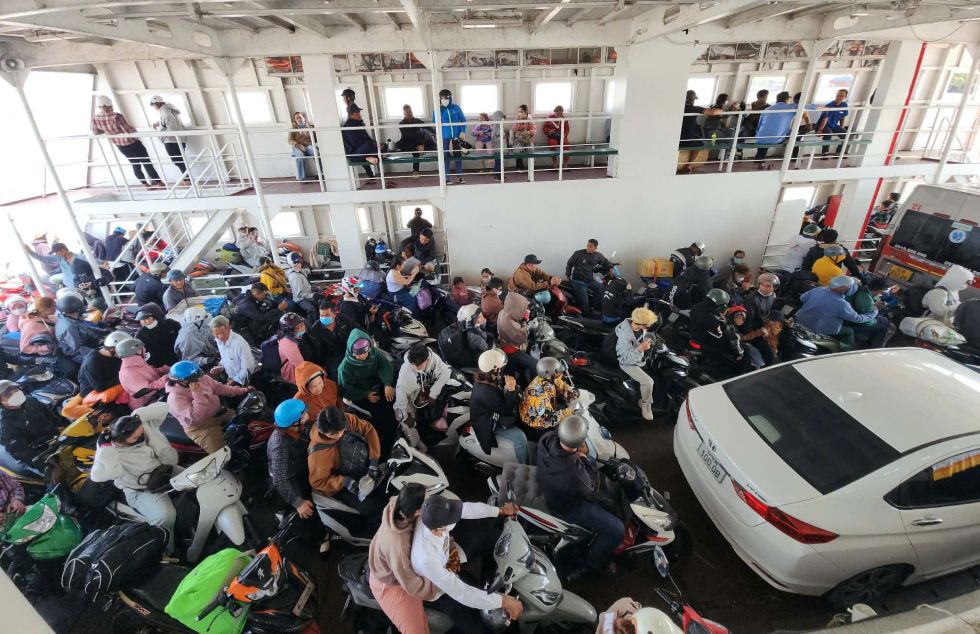 Sau 1–2 giờ chờ đợi, các phương tiện lần lượt xuống phà Cầu Quan để tiếp tục hành trình. Ảnh: Yến Linh