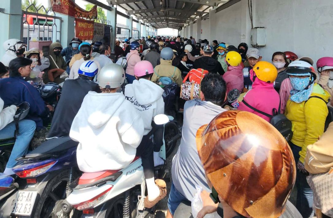 Người dân xếp hàng tại bến Phà Cầu Quan, chờ qua sông sau kỳ nghỉ Tết. Ảnh: Yến Linh