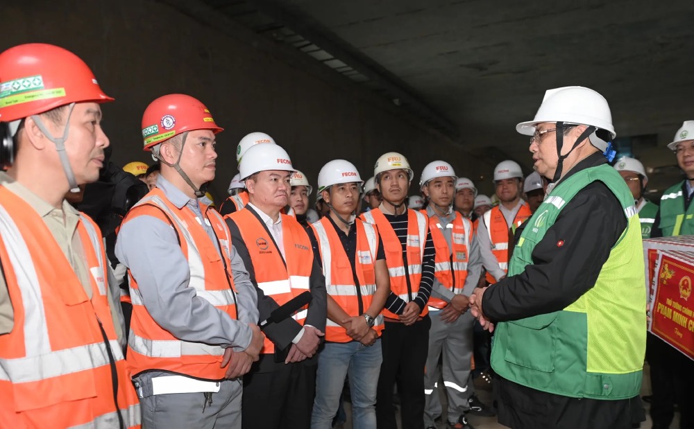 Thủ tướng Chính phủ Phạm Minh Chính biểu dương đội ngũ cán bộ, kỹ sư, công nhân trực tiếp làm việc trên công trường. Ảnh: Phạm Công  