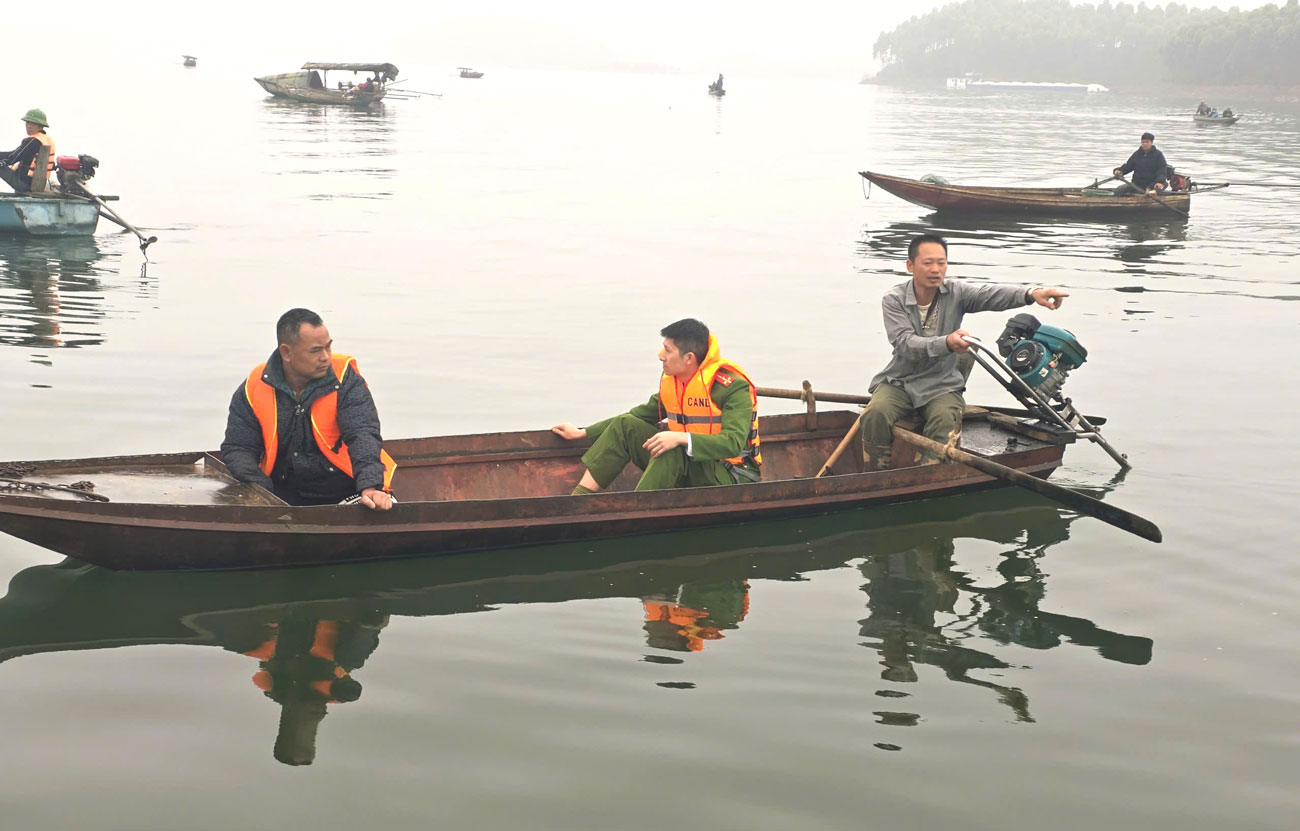 Mr. Son and functional forces arrive at the scene of the ship capsizing. Photo: Van Duc.
