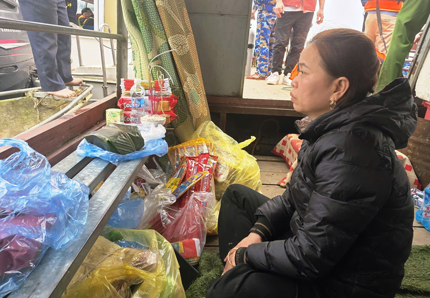 船転覆事故で行方不明になった犠牲者の情報をぼうぜんと待つ親族。写真:ハ・タン