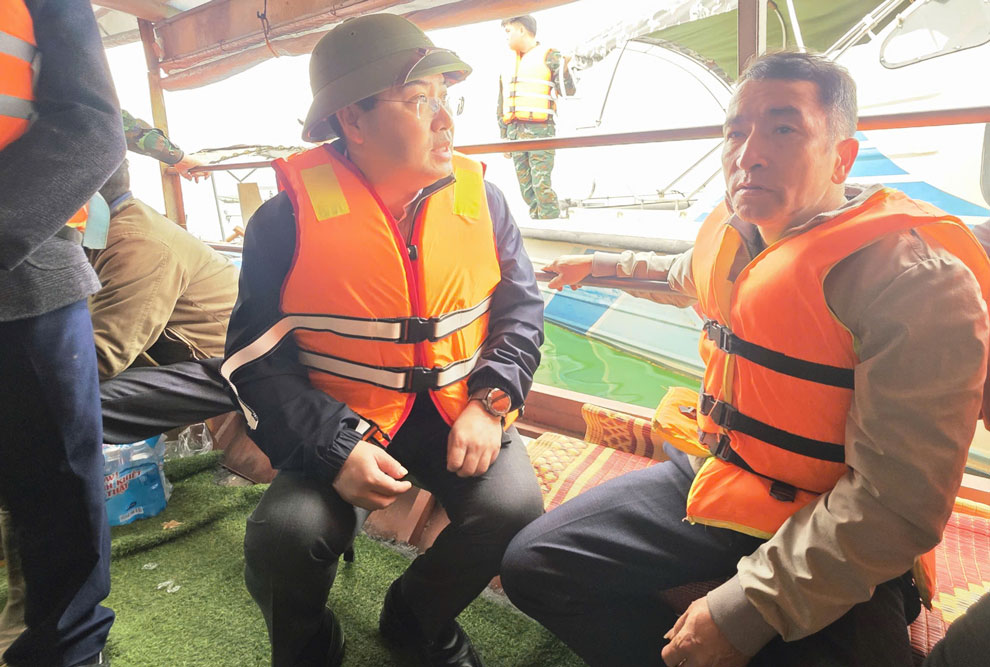 Ông Hoàng Văn Long (ngoài cùng bên phải) vẫn chưa hết bàng hoàng khi kể lại khoảnh khắc sinh tử. Ảnh: Hà Thắng