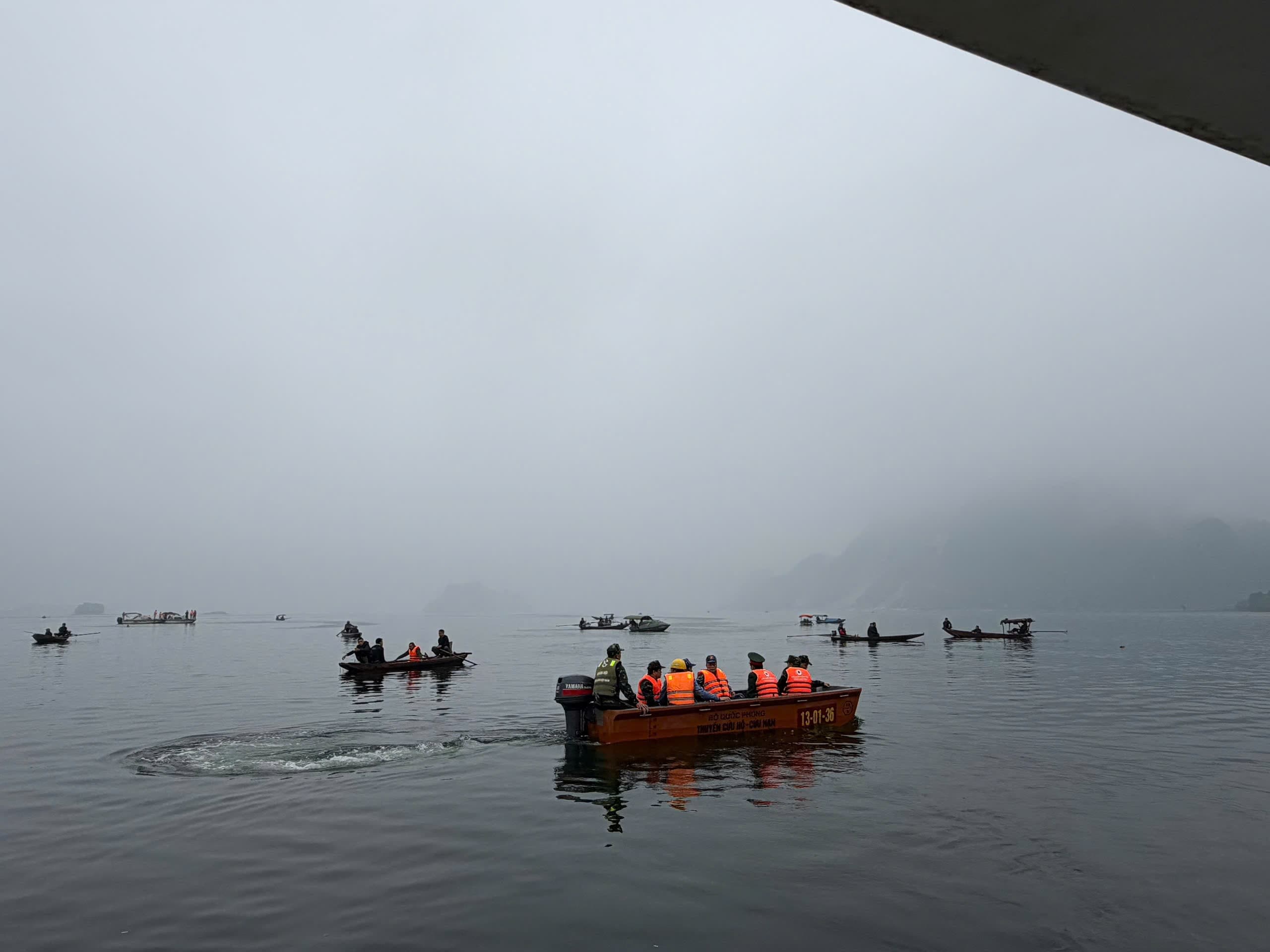 Hiện còn 5 người mất tích trong vụ lật tàu trên hồ Thác Bà. Ảnh: Văn Đức