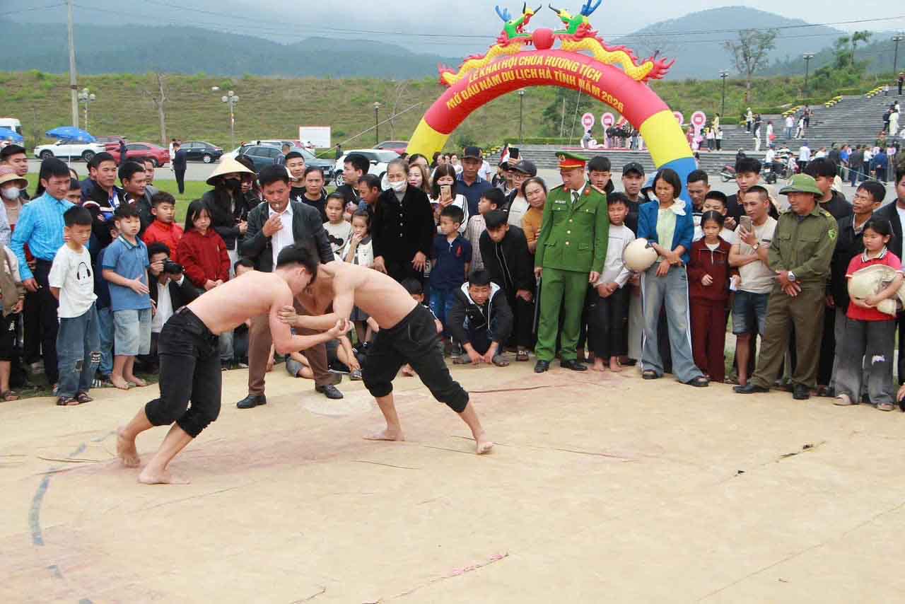 Nhiều người xem đấu vật. Ảnh: Trần Tuấn