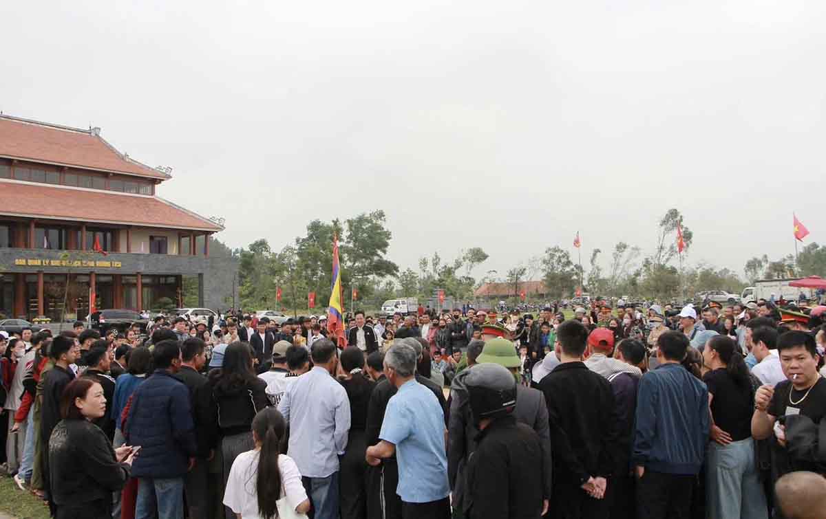Thousands of people come to enjoy spring, pilgrimage, and watch folk games at Huong Tich Pagoda on the opening day of the festival. Photo: Tran Tuan