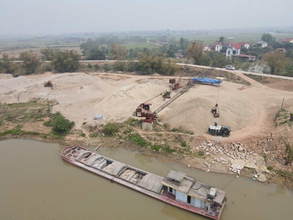 Bac Ninh reviews investment projects being implemented outside dikes and riverbanks. Photo: Van Truong