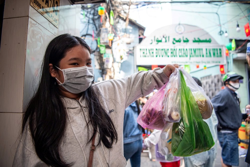 Sức hấp dẫn của khu chợ khiến nhiều người không quản ngại đường xa tìm đến. Bạn Ngọc Trân (ngụ ở phường Bảy Hiền, Tân Bình) chia sẻ: “Năm nào mình cũng canh đến tháng Ramadan để chạy sang đây mua đồ ăn. Bánh và thịt nướng ở đây mang hương vị cốt dừa rất đặc trưng, giá lại rẻ. Không khí chợ thì luôn nhộn nhịp, thân thiện nên đi xa một chút cũng bõ công“.