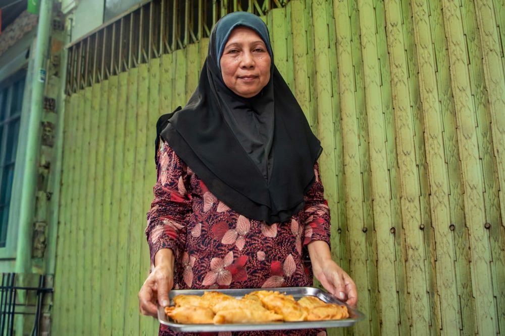 Theo chia sẻ của các tiểu thương, các loại bánh kích thước lớn, chế biến cầu kỳ thường có mức giá dao động phổ biến từ 10.000 đồng đến 15.000 đồng/cái. Do lượng khách đông và để thuận tiện cho việc mua bán nhanh chóng, người dân đến chợ thường chuẩn bị sẵn tiền mặt, đặc biệt là tiền lẻ.