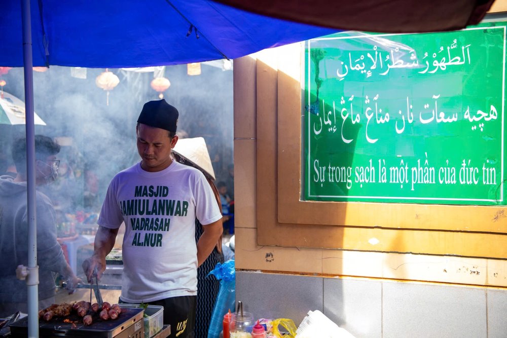  Chợ bắt đầu nhộn nhịp từ đầu giờ chiều và kéo dài đến khi mặt trời lặn. Ban đầu, chợ tự phát nhằm phục vụ nhu cầu mua sắm thực phẩm xả chay của người dân theo đạo Hồi tại khu vực, nay đã trở thành điểm đến văn hóa nổi tiếng được chia sẻ rộng rãi.