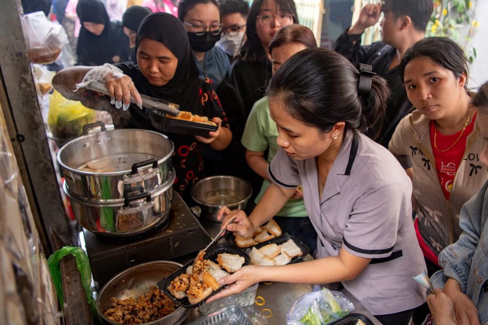Điểm thu hút nhất của khu chợ chính là sự phong phú của các loại bánh truyền thống. Ngay từ đầu hẻm, thực khách đã bị choáng ngợp bởi hàng chục loại bánh với màu sắc và hình dáng bắt mắt được bày bán trên các sạp hàng. Mức giá chung tại đây được đánh giá là rất “mềm“, phù hợp với túi tiền của đại đa số người dân.