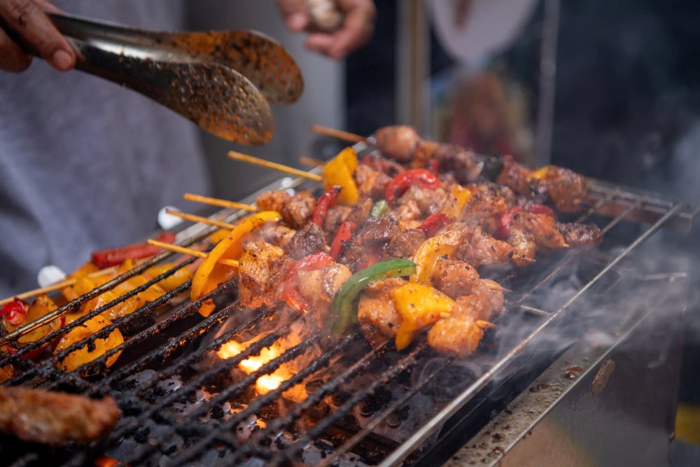 : Không chỉ có bánh ngọt, khu chợ còn níu chân thực khách bởi mùi thơm nức mũi từ những quầy thịt nướng. Những xiên thịt bò, thịt gà được tẩm ướp gia vị đậm đà theo phong cách Hồi giáo Halal, nướng xèo xèo trên bếp than hồng luôn trong tình trạng “đắt khách” mỗi buổi xế chiều.