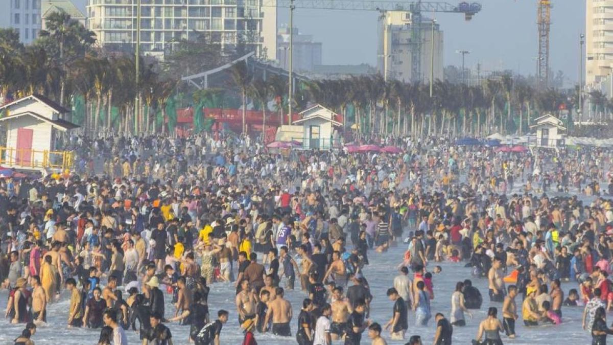 Biển Vũng Tàu chật cứng du khách chiều mùng 4 Tết. Ảnh: Toàn Phạm