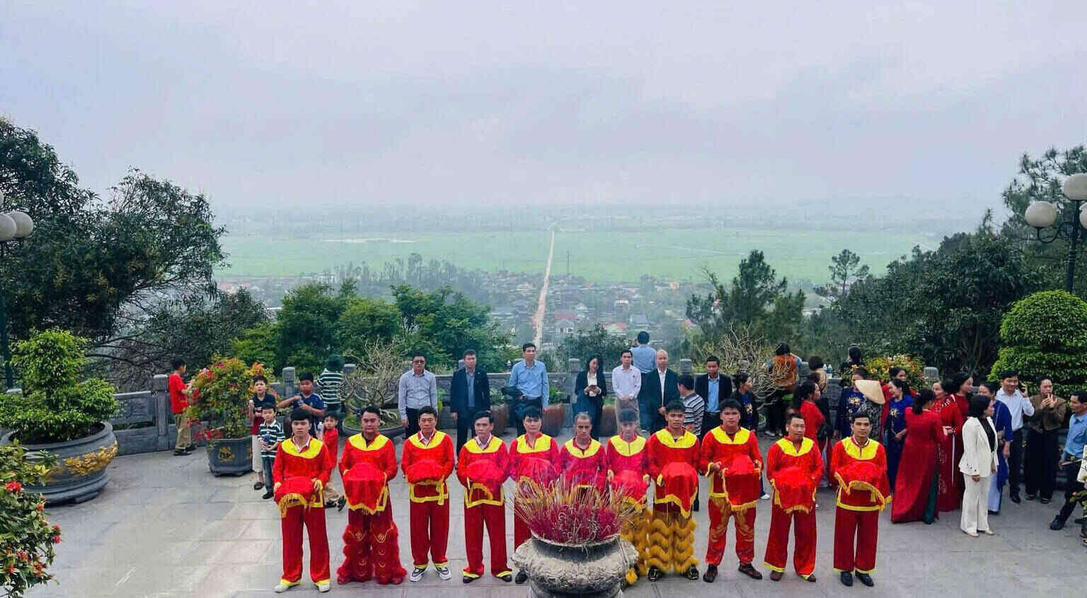 Ritual of offering banh chung in gratitude to Mrs. Hoang Thi Loan. Photo: Quang Dai