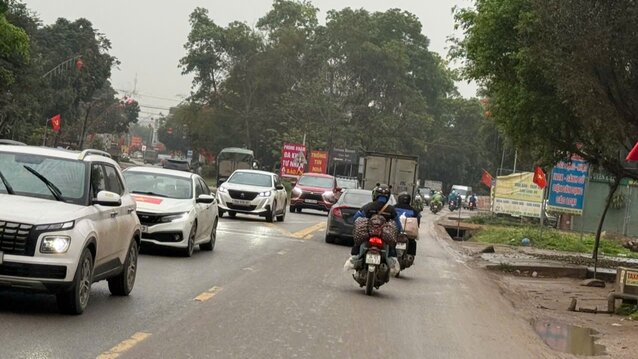 Người dân cùng đồ đạc di chuyển trên đường. Ảnh: Minh Nguyễn