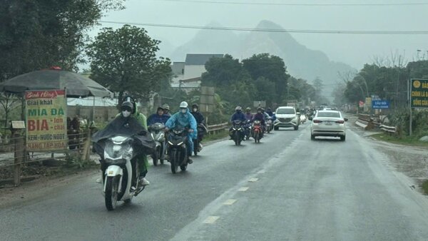 Người dân đội mưa di chuyển về Hà Nội. Ảnh: Minh Nguyễn