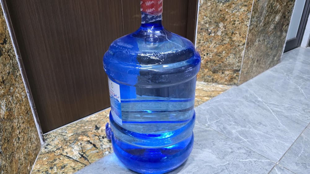 Clear water bottle selection criteria will help ensure consumer health. Photo: Tuan Dat