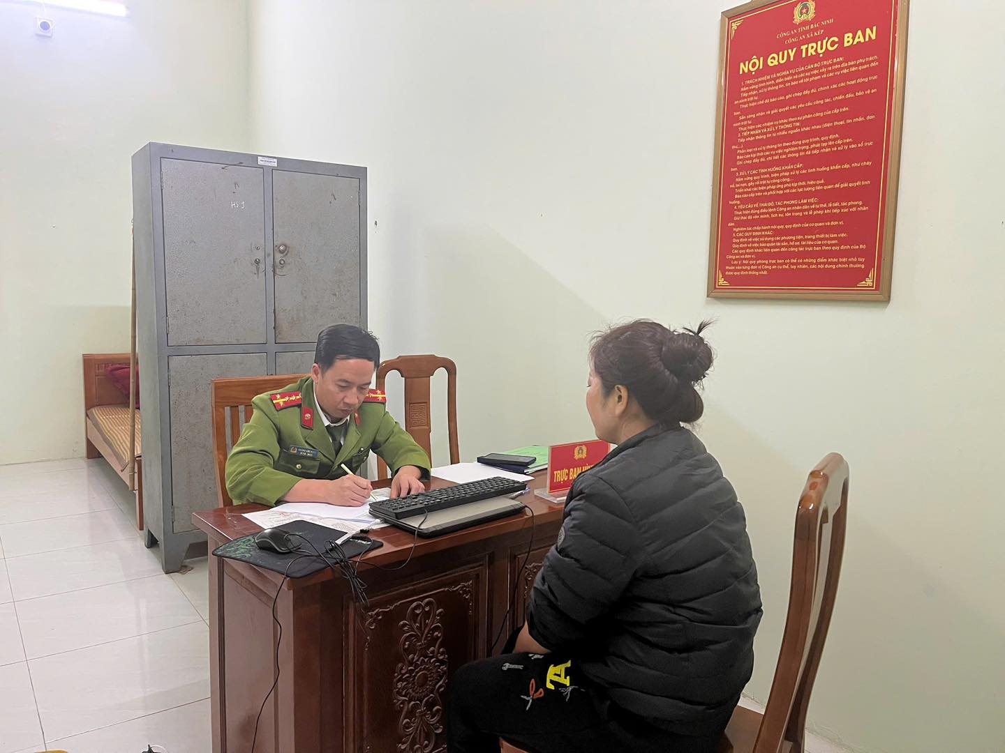 Bà N.T.M làm việc tại Công an xã Kép, Bắc Ninh. Ảnh: Công an Bắc Ninh