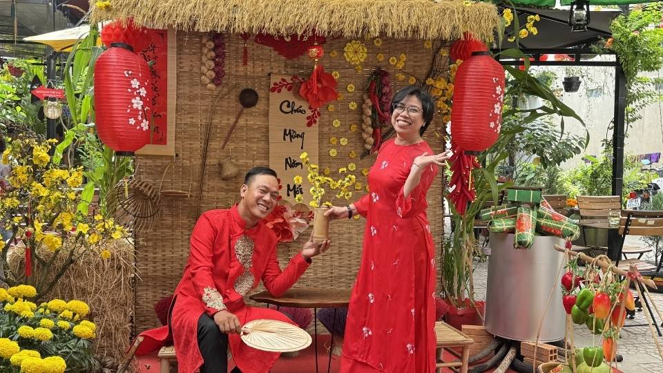 Du khách trải nghiệm du lịch trong không gian “Tết xưa” với các vật dụng truyền thống được bài trí ấm cúng. Ảnh: An Nhiên