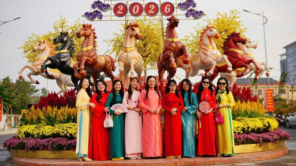 観光客は、マスコットの装飾空間と春のミニチュア風景の中でチェックインすることに興味津々です。写真:タイン・サン