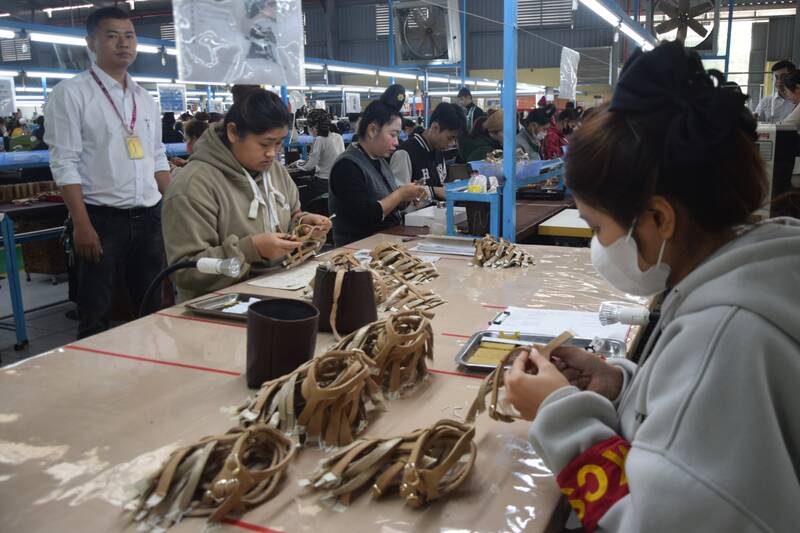 Công nhân Công ty cổ phần Giày Yên Châu, xã Yên Châu trong ca sản xuất đầu năm mới. Ảnh: Trường Sơn