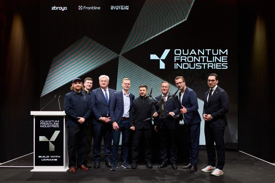 Ukrainian President Volodymyr Zelensky takes a photo with the leadership and employees of the Ukrainian-German joint venture for drone production on the sidelines of the Munich Security Conference on February 13, 2026, in the context of European countries accelerating defense technology cooperation. Photo: AFP