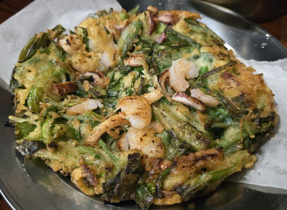 Making Korean seafood onion cakes to change the taste of family meals after Tet. Photo: Tuan Dat