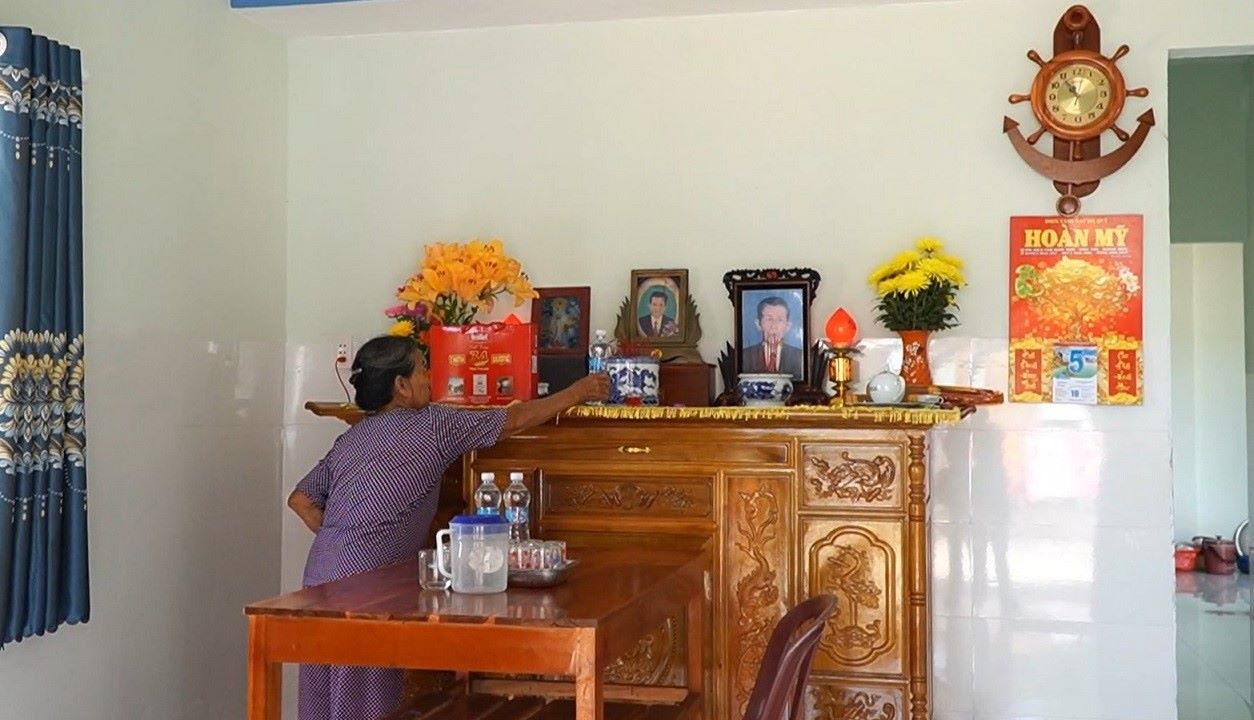 Bà Hồ Thị Đông ở thôn Phước Thành, xã Bình Sơn an tâm đón Tết Nguyên đán 2026 trong căn nhà mới được hỗ trợ xây dựng từ chiến dịch Quang Trung. Ảnh: Viên Nguyễn