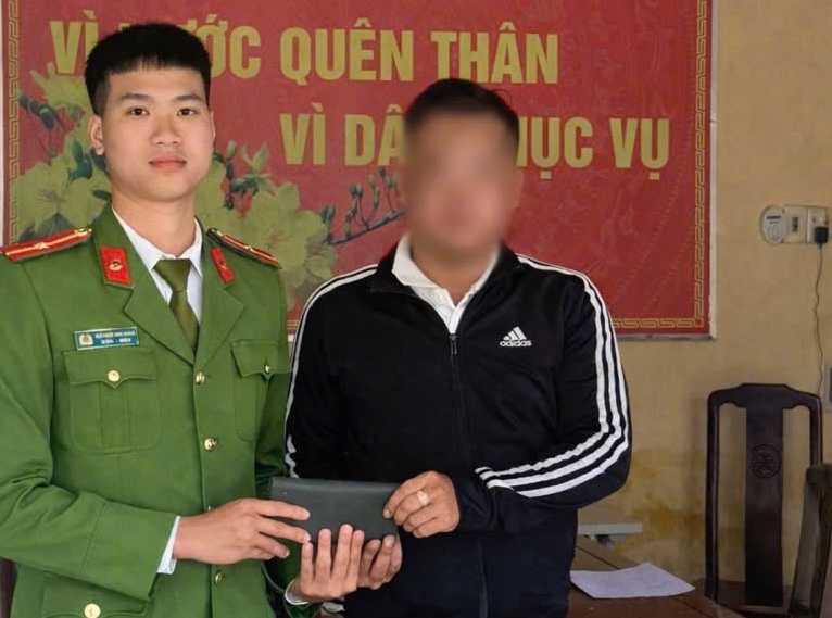 After picking up the lost items, the student handed them over to the police and handed them over to the person who dropped them. Photo: Hue City Police