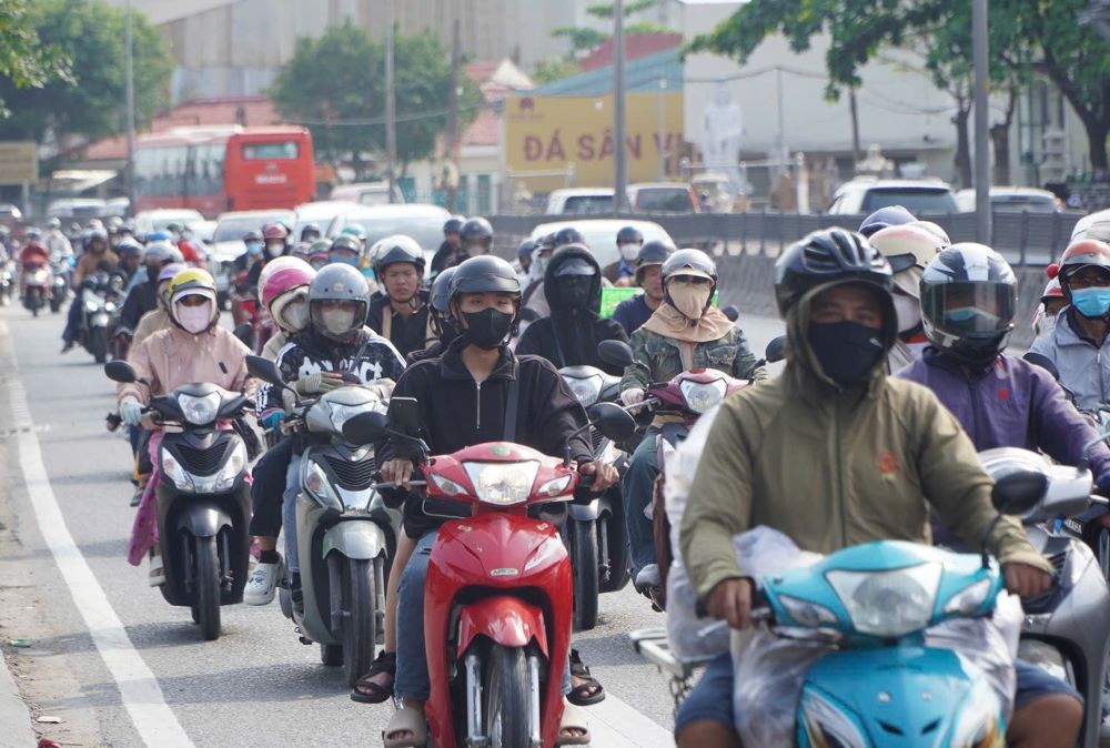 Dòng người tất tả trở lại TPHCM, khép lại kỳ nghỉ Tết ngắn ngủi bên gia đình.