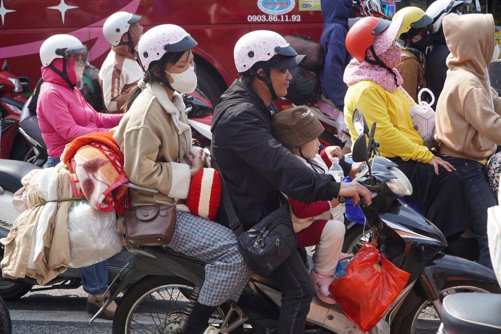 Hành lý lỉnh kỉnh được buộc chằng chịt phía sau xe máy trên hành trình trở lại thành phố.