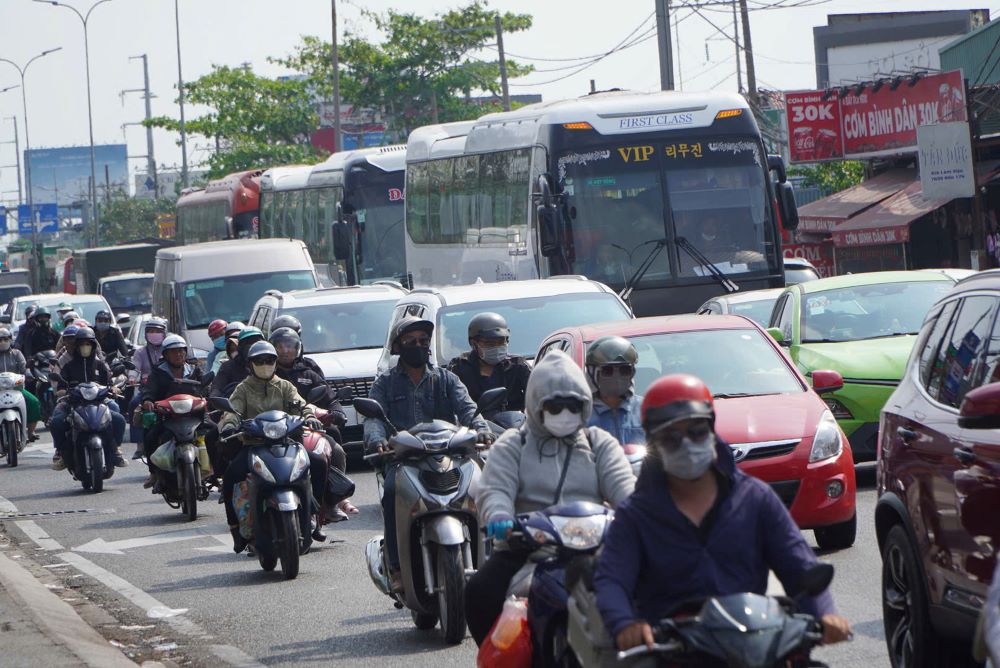 Lượng phương tiện tăng cao nhưng chưa xảy ra tình trạng kẹt xe, chỉ ùn ứ nhẹ tại một số nút giao. 