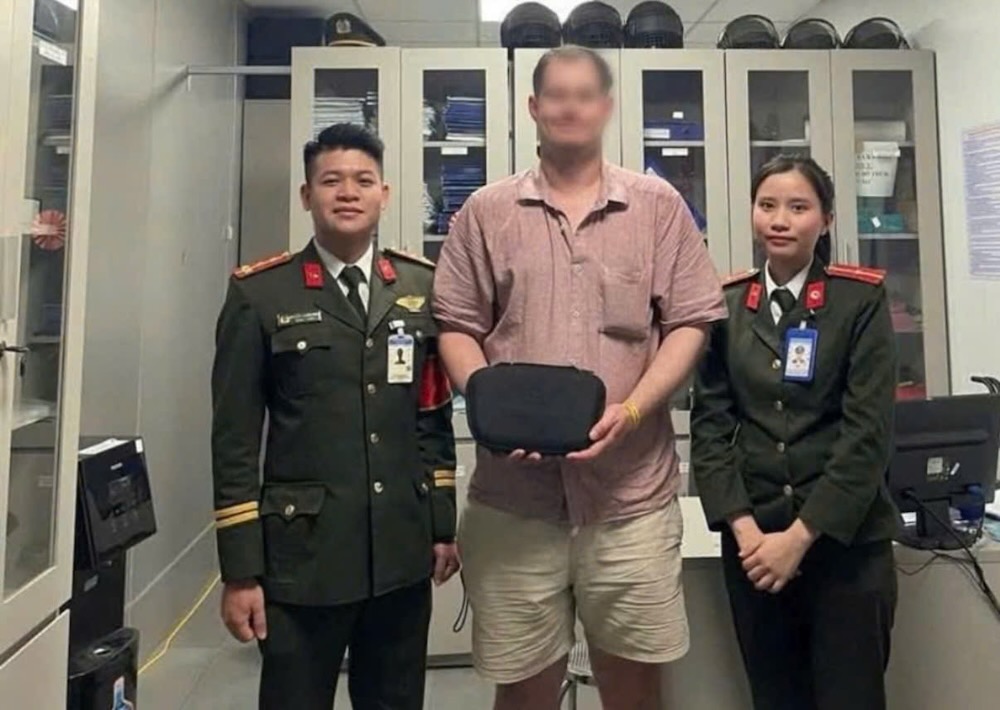 Male tourist receives property back from the police force. Photo: Hue City Police