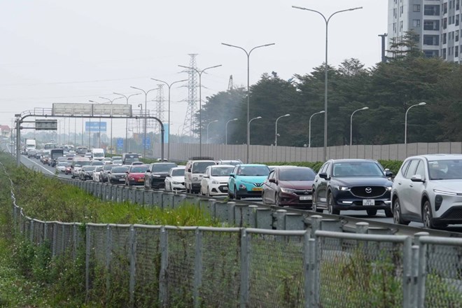The Prime Minister requested to organize traffic reasonably, not to let prolonged traffic jams occur. In the photo, traffic jams appear at the gateway to Hanoi on the 5th day of Tet (February 21). Photo: Pham Dong