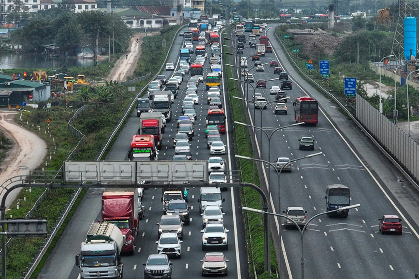 Chiều 22.2 (tức mùng 6 Tết), ngày cuối kỳ nghỉ Tết Nguyên đán Bính Ngọ 2026, người dân từ các địa phương đổ về Hà Nội để chuẩn bị cho ngày làm việc đầu năm mới.