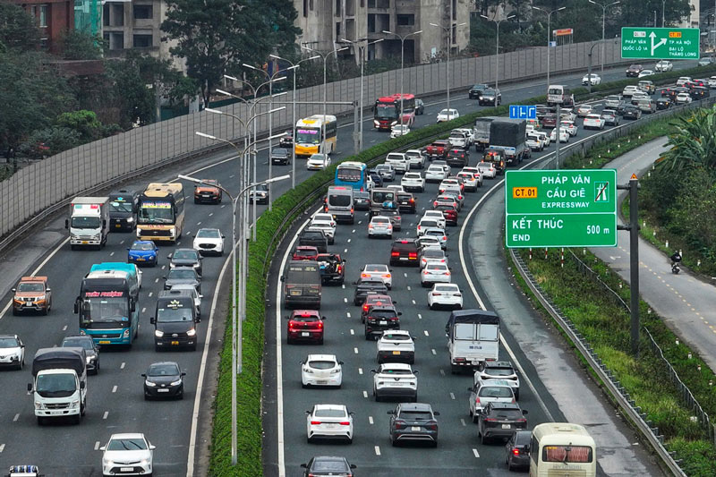 설 연휴 마지막 날 하노이 남쪽 관문 국지적인 교통 체증
