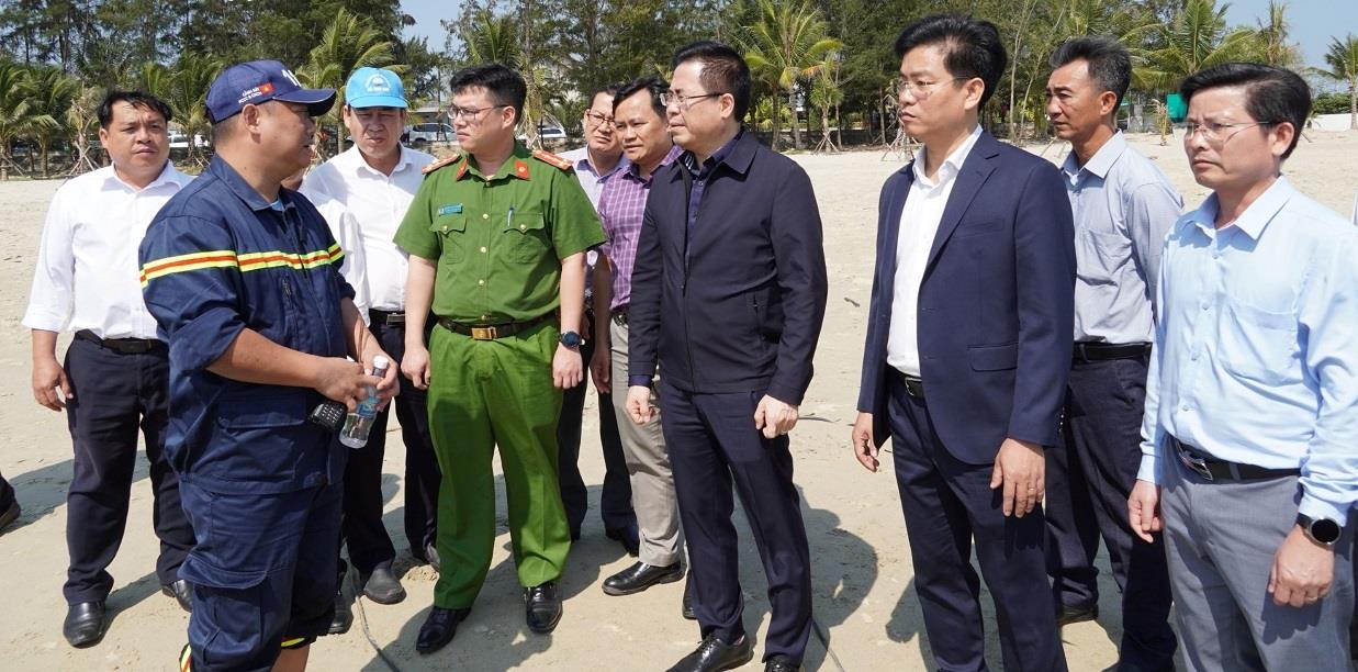 Rescue forces report to leaders of Quang Ngai Provincial People's Committee on the search for victims. Photo: Ba Son