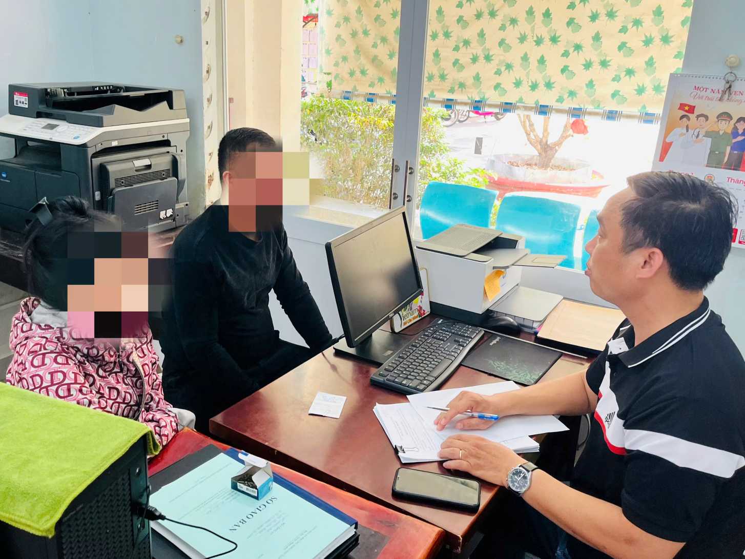 Công an phường Tây Nha Trang mời các  phụ huynh, học sinh trong vụ tranh cãi đêm 21.2 lên làm việc, nhắc nhở và yêu cầu ký cam kết không tái phạm. Ảnh: Công an Khánh Hòa