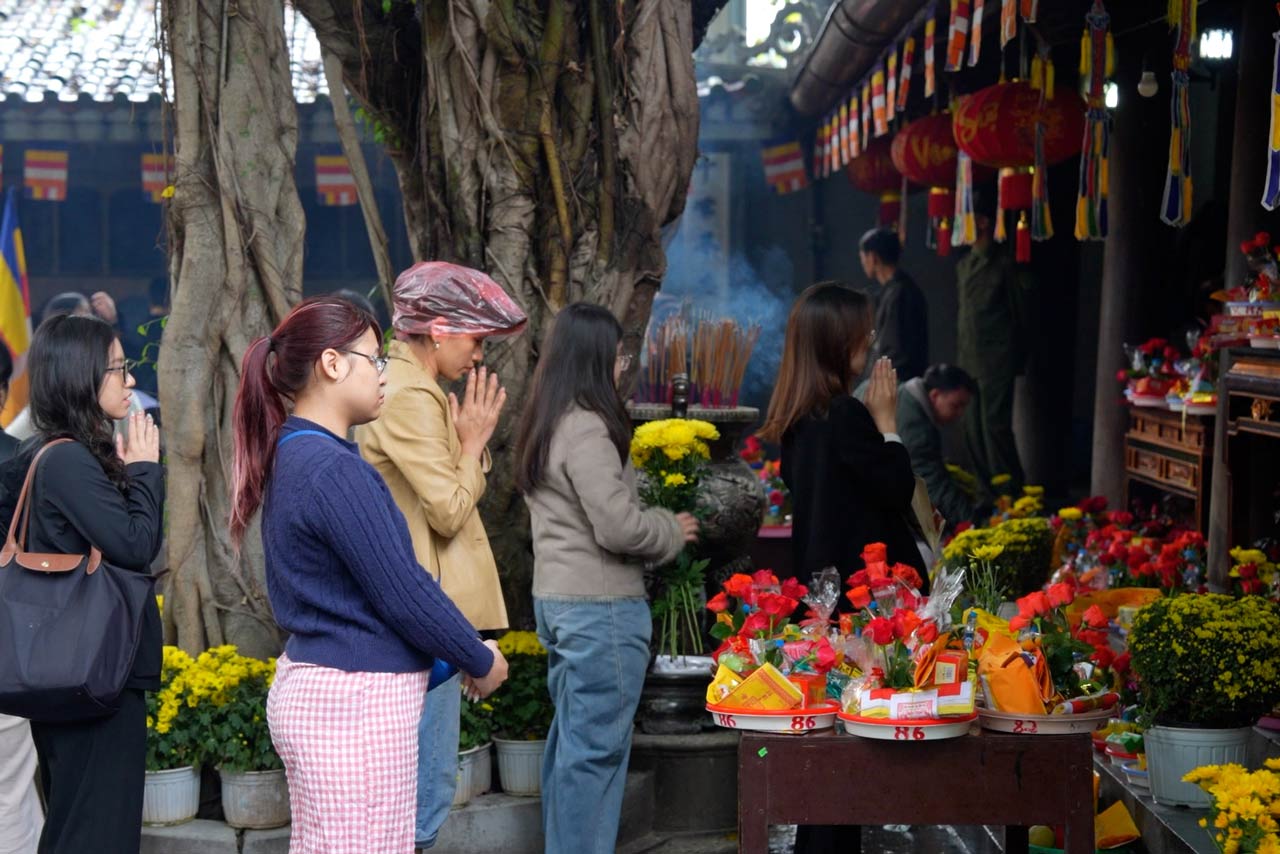 More than 20 years of being alone, the young man came to Ha Pagoda to pray for "returning in pairs"