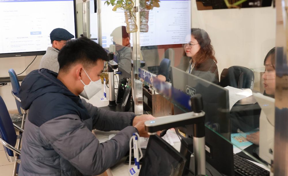 Content related to salary reform, bonuses, and preferential policies received much attention from officials, civil servants, and public employees. Photo: Hai Nguyen