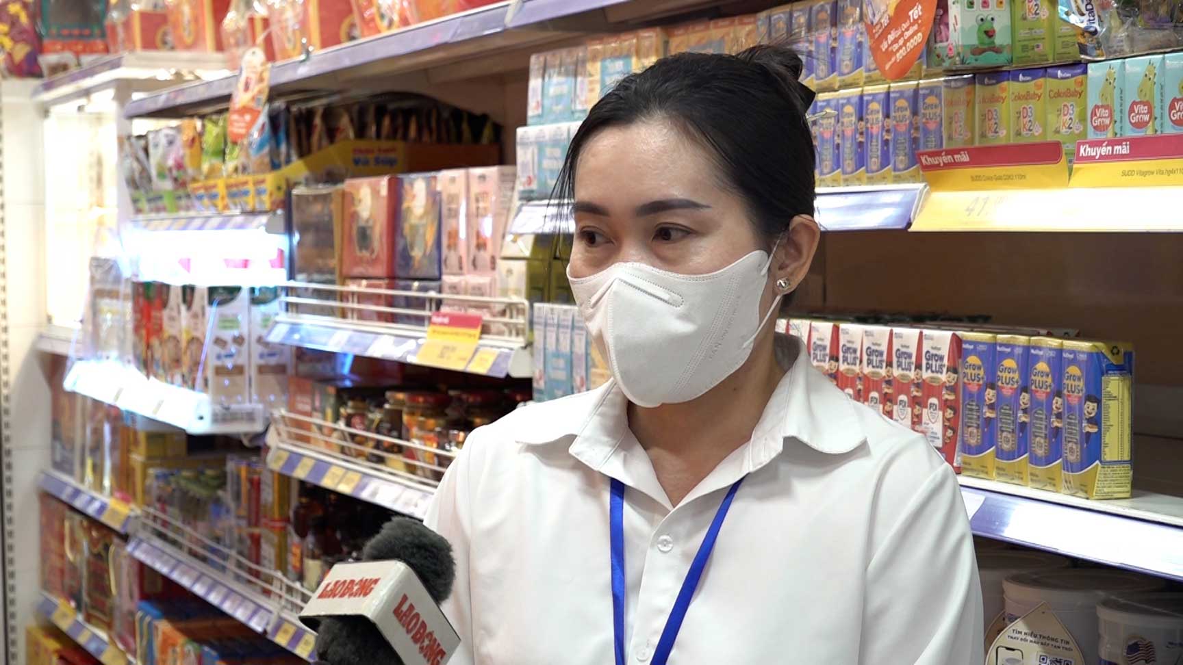 Chị Ngân xin làm nhân viên thơi vụ tại siêu thị để tăng thu nhập dịp Tết. Ảnh: Mỹ Ly