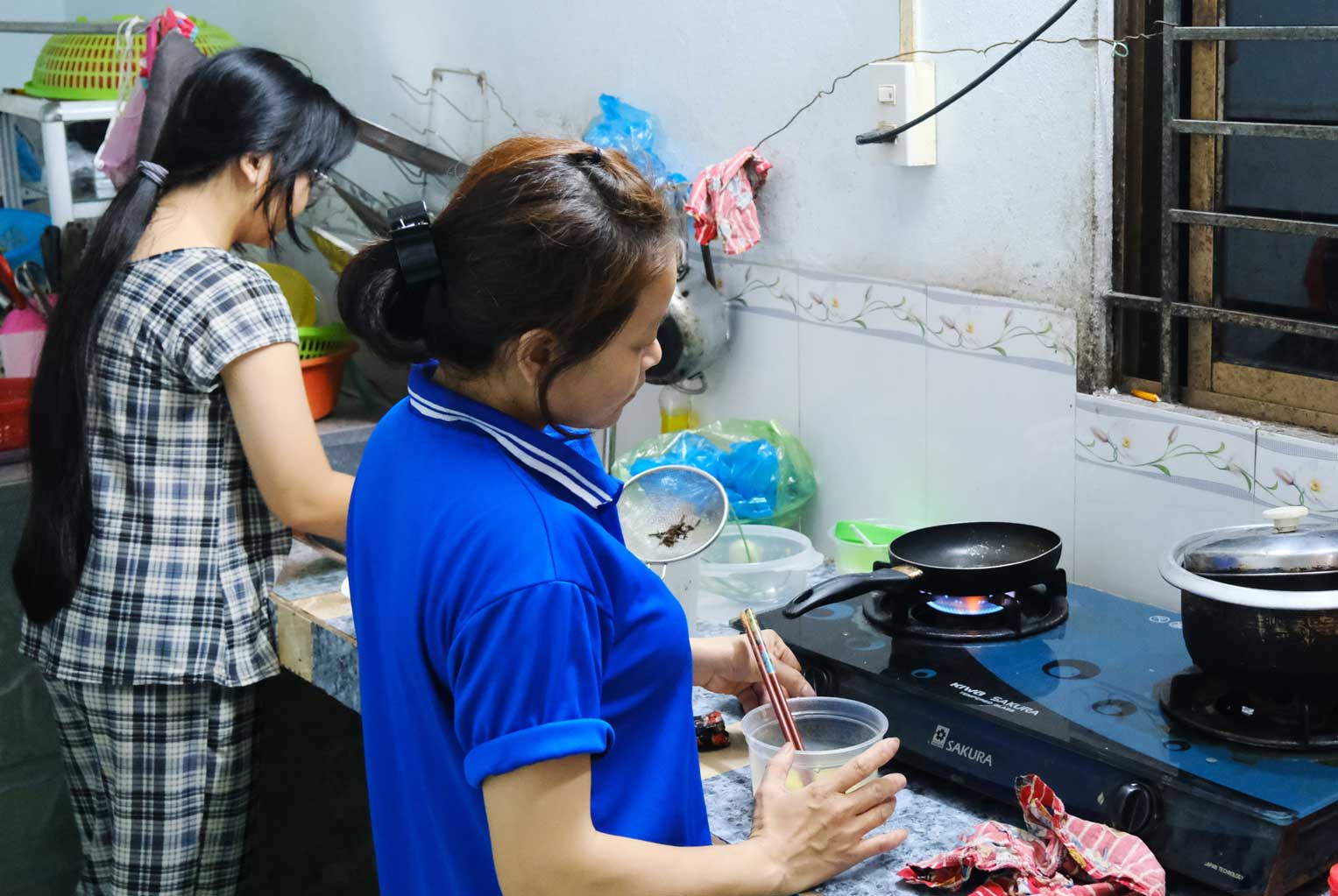 Chị Huyền về nhà sau giờ làm việc. Ảnh: Mỹ Ly