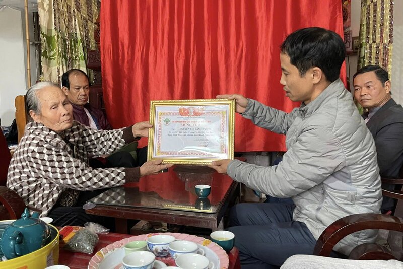 Cụ bà 80 tuổi ở Phú Lý (Ninh Bình) đã nhận được Giấy mừng thọ. Ảnh: Quỳnh Trang