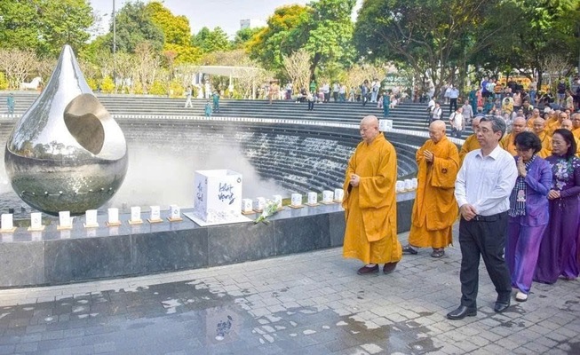 代表団は、リー・タイ・トー公園(ホーチミン市)で開催されたCOVID-19パンデミックで犠牲になった同胞、幹部、兵士の追悼式典に出席しました。写真:ヴァン・フック