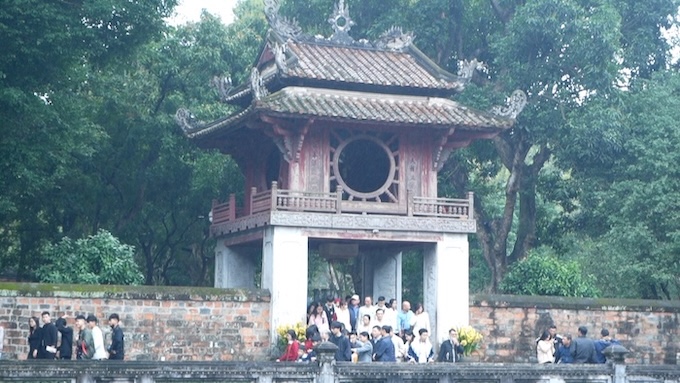 On the 6th day of Tet, Van Mieu - Quoc Tu Giam is still crowded with people asking for calligraphy for good luck