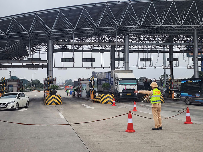 Traffic police forces divert traffic and guide vehicles going against traffic on the expressway. Photo: V.Hue