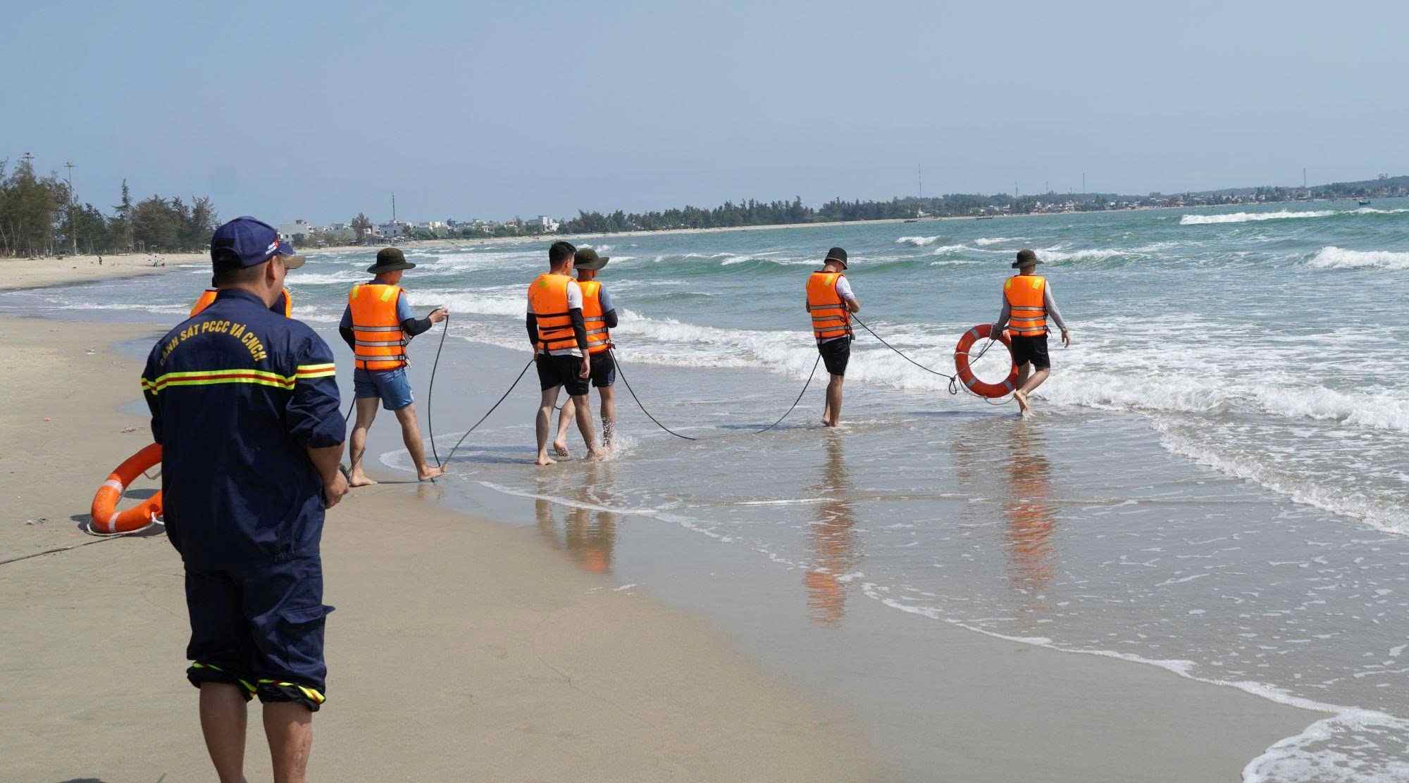 Rescue forces search for drowning victims at My Khe beach, Quang Ngai. Photo: Thang Nguyen