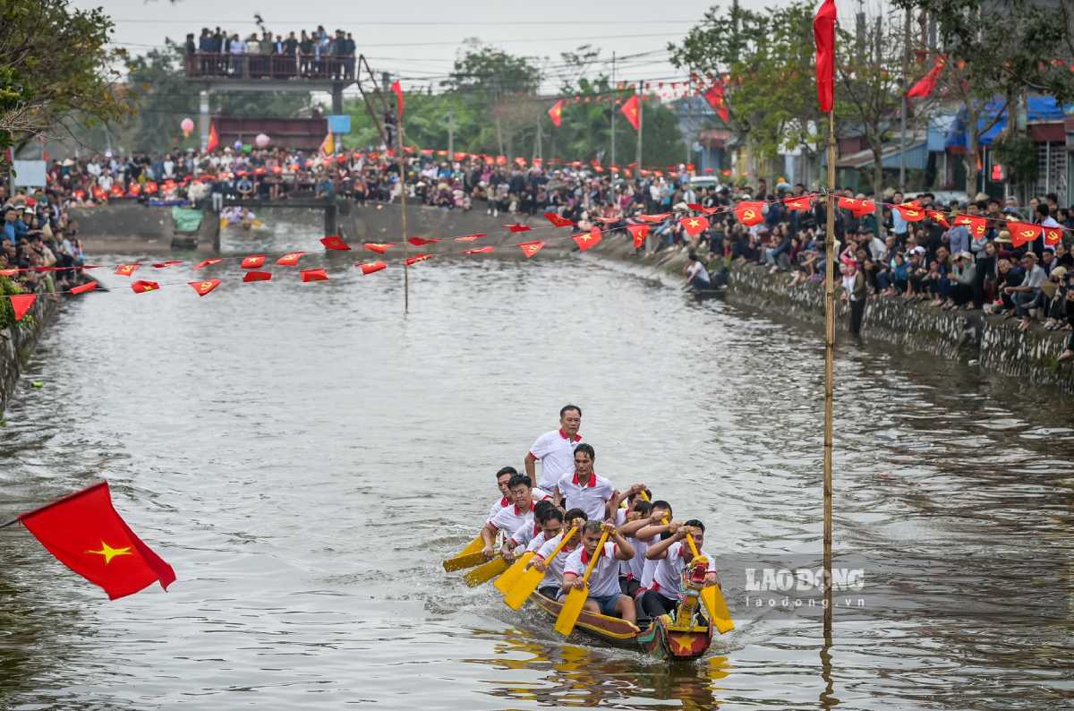 Không khí nhộn nhịp của giải bơi chải xã Giao Phúc, tỉnh Ninh Bình. Ảnh: Hà Vi