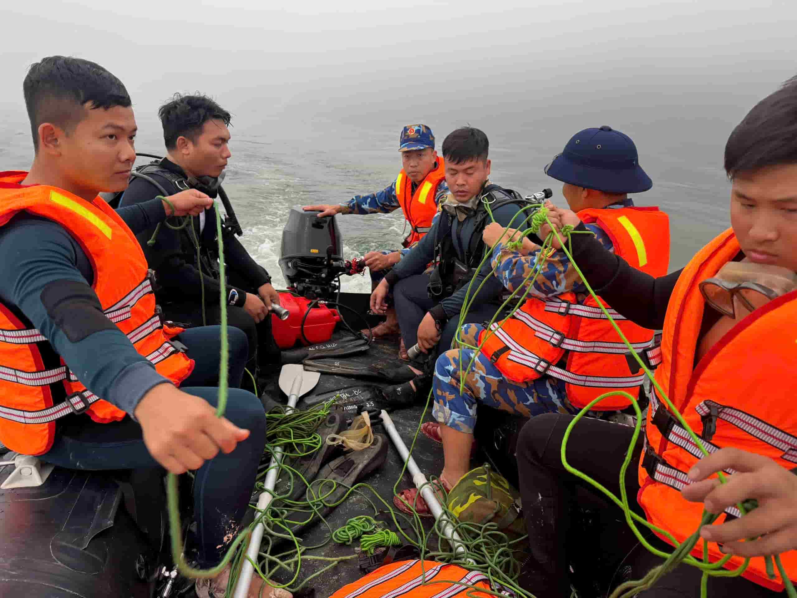 20 đặc công người nhái từ Hải Phòng lên hồ Thác Bà tìm người mất tích vụ lật tàu. Ảnh: Văn Đức