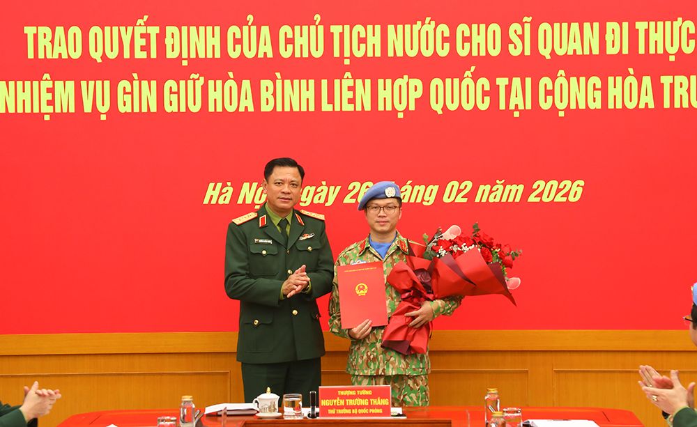 Thượng tướng Nguyễn Trường Thắng - Ủy viên Trung ương Đảng, Ủy viên Quân ủy Trung ương, Thứ trưởng Bộ Quốc phòng trao Quyết định của Chủ tịch nước cho Trung tá Nguyễn Hoàng Long. Ảnh: Ái Vân 